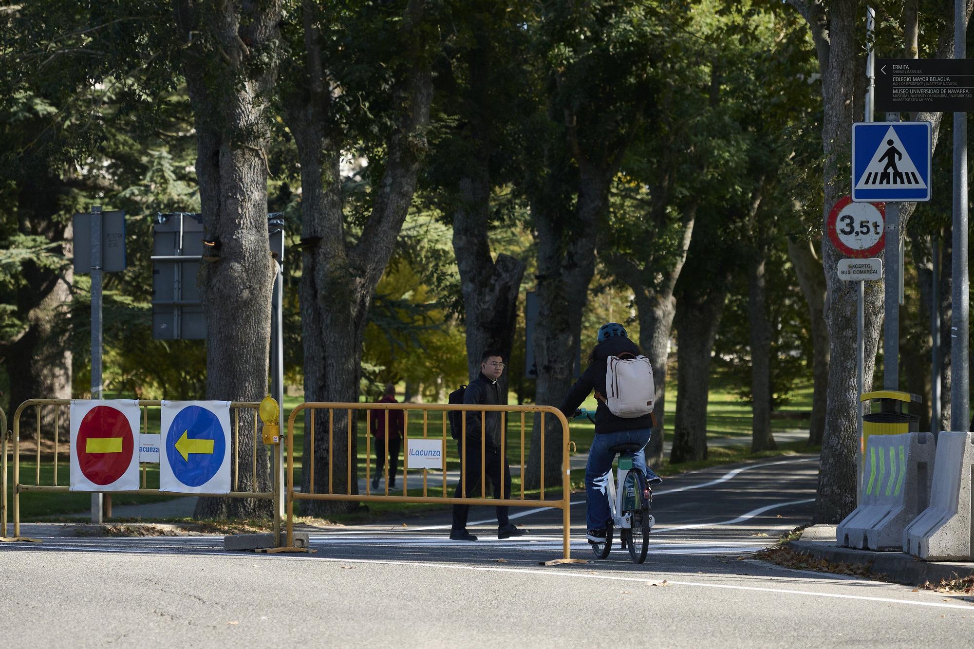Fotos de las líneas serpenteantes de la carretera de la Universidad de Navarra