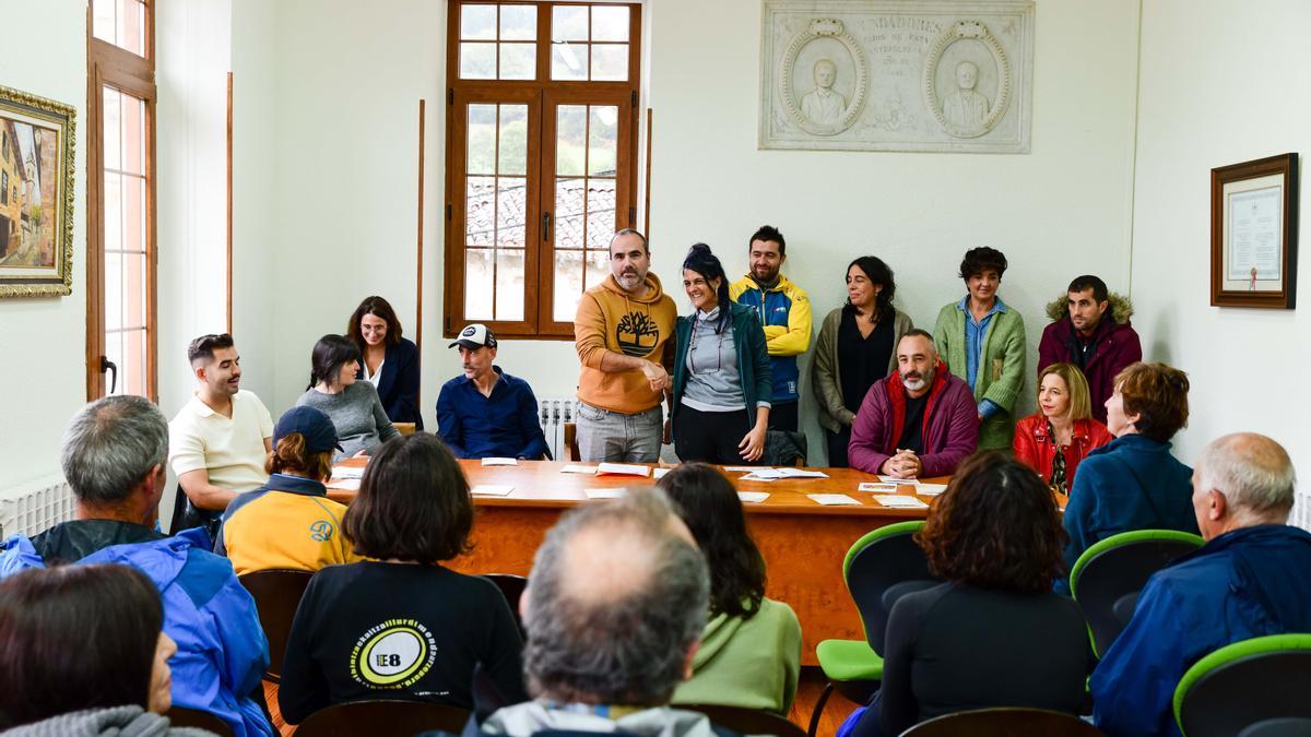 Los alcaldes de Ubide y Zeanuri estrechando sus manos tras firmar el acta de 2024