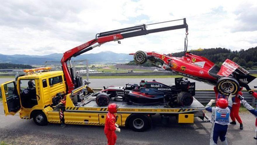 Monoplazas Mclaren, de Fernando Alonso, y Ferrari, de Kimi Raikkonen, retirados por una grúa.Foto: Efe