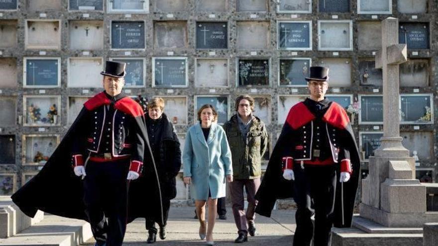 La presidenta de la Diputación Permanente del Parlament, Carme Forcadell, participó ayer en el homenaje al expresident Macià.