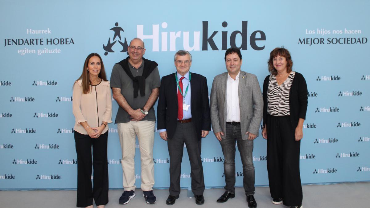 Natalia Díez Caballero, Directora Ejecutiva de Hirukide, Josu Etxebarrieta, premiado, Iñigo Abreu, presidente de Hirukide, Xabier Txurruka, alcalde de Zarautz, y Esther Facchin, responsable del Departamento de Turismo, recibiendo el premio de Hirukide.