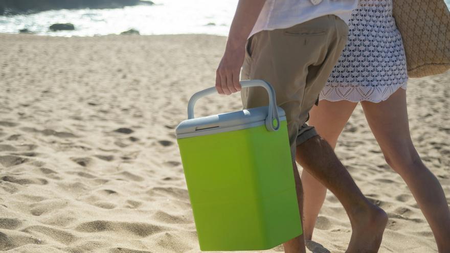 Así puedes evitar sufrir intoxicaciones al utilizar neveras de playa en verano