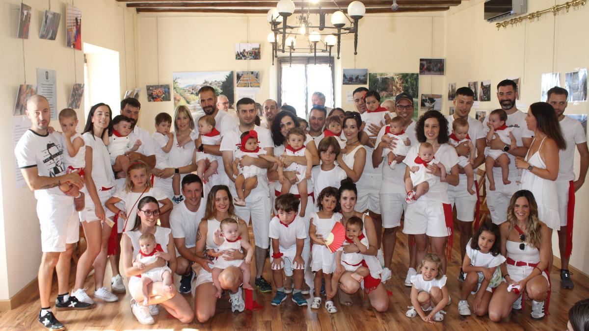 El Ayuntamiento repartió 14 ‘pañuelicos’ a las niñas y niños nacidos entre agosto de 2024 y 2025.
