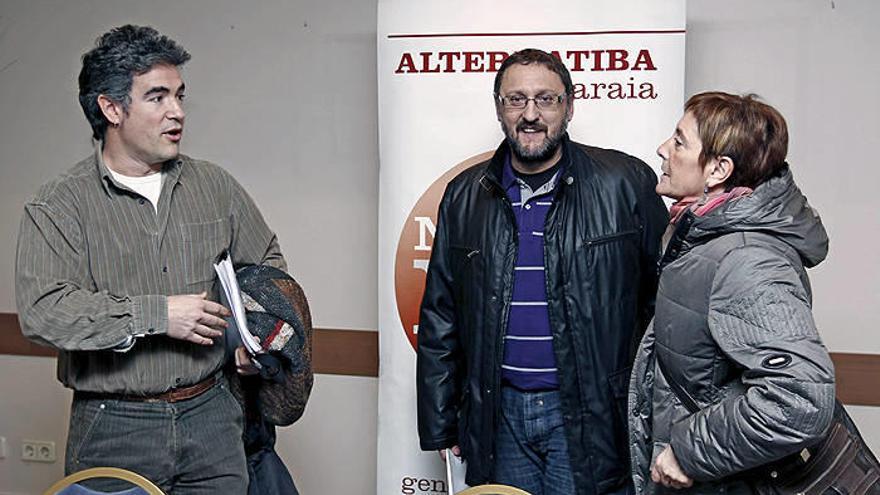 Los dirigentes de la Izquierda Abertzale Santi Kiroga (i), Mariné Pueyo y Txelui Moreno (c), al termino de la rueda de prensa en la que han analizado los &quot;últimos movimientos&quot; habidos en Nafarroa Bai.