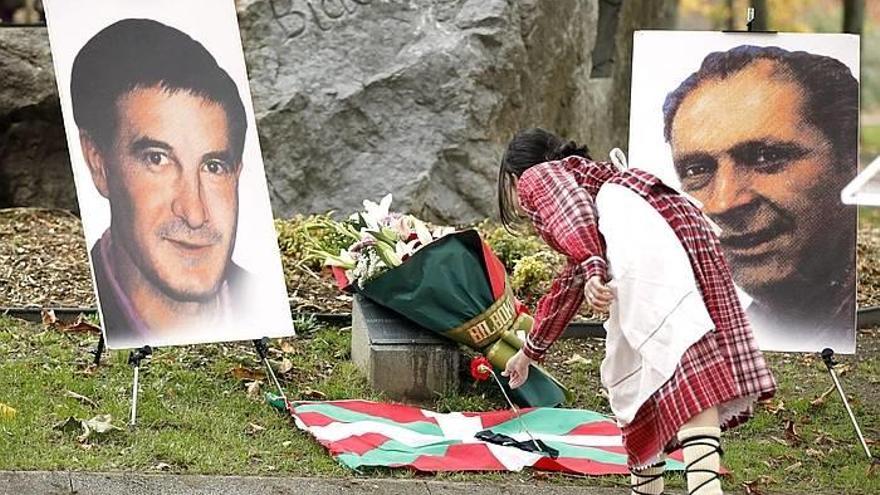 Ofrenda foral en Bilbao por parte de una dantzari que participó en el homenaje a Brouard y Muguruza.