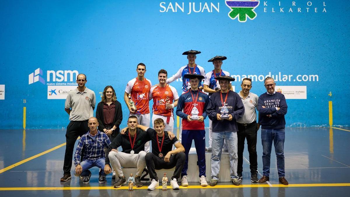 Los finalistas de San Fermín Txikito, junto a jueces, organizadores y miembros de la Federación Navarra de Pelota Vasca.