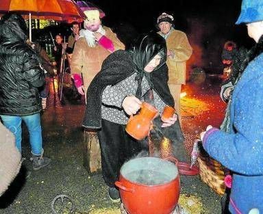 La Vieja de Arriano repartiendo vino caliente en el carnaval rural de Kuartango