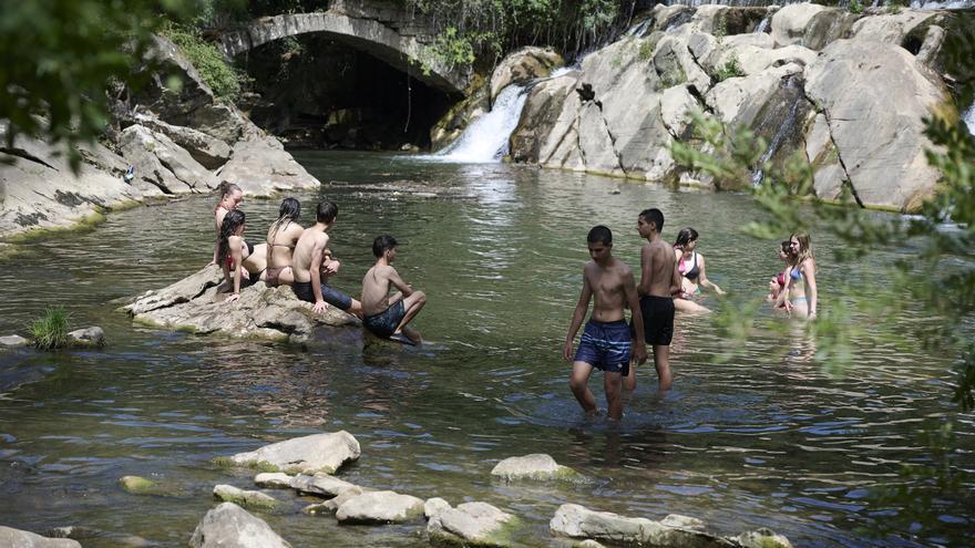 Fotos de vecinos refrescándose en el río en distintos puntos de Navarra