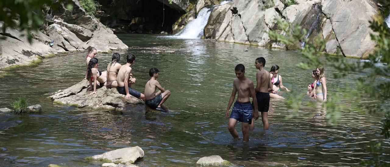 Fotos de vecinos refrescándose en el río en distintos puntos de Navarra