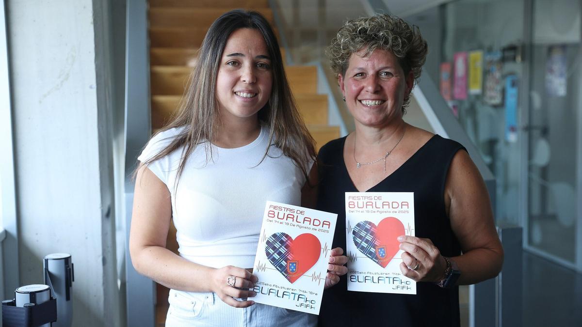 Miriam Sapuppo y Nerea Amostegi, del Club Balonmano Malkaitz que lanzará el chupinazo de fiestas de Burlada.