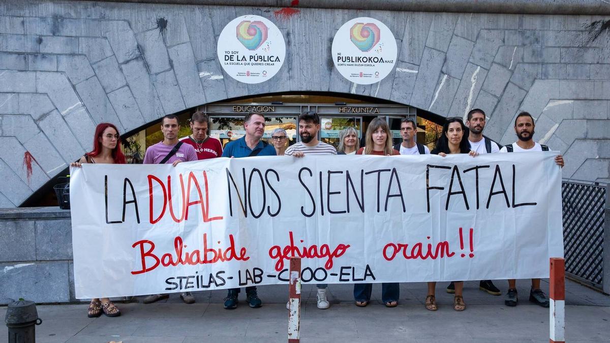 Representantes de los sindicatos Steilas, LAB, CCOO y ELA del ámbito educativo se han concentrado para solicitar más recursos y horas para la FP Dual.