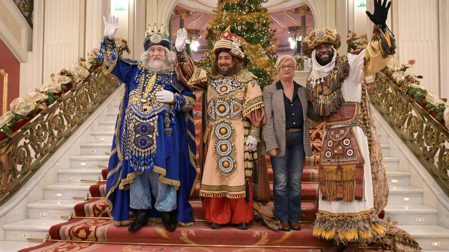Los Reyes Magos irrumpen en el Teatro Arriaga y prometen una cabalgata para "soñar despiertos"