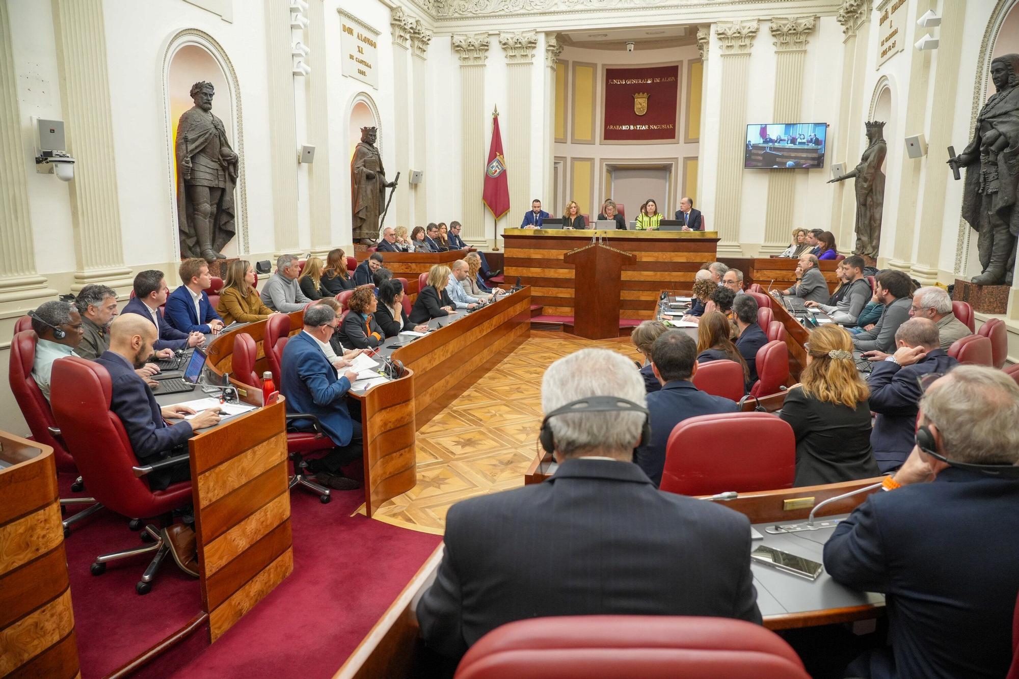 En imágenes: Pleno Tradicional de noviembre de Juntas Generales