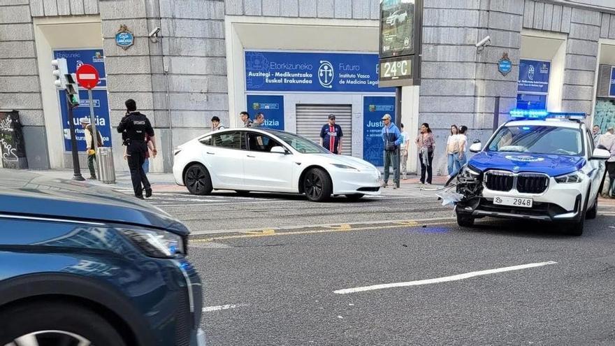 Una patrulla de la Ertzaintza y un Tesla chocan en el centro de Bilbao
