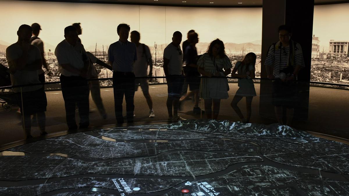 Varias personas, en un museo con Inteligencia Artificial.