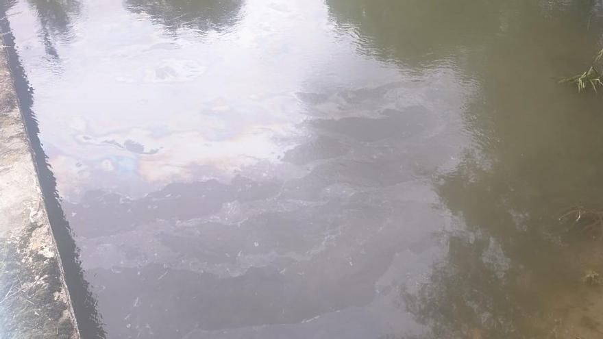 Denuncian en Murieta un escape de gasoil en el río Ega