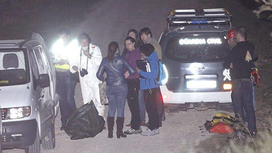Agentes de la Ertzaintza y de la Guardia Civil custodian los restos del abogado de Mungia recuperados ayer del interior de una cueva del valle de Mena, en Burgos.