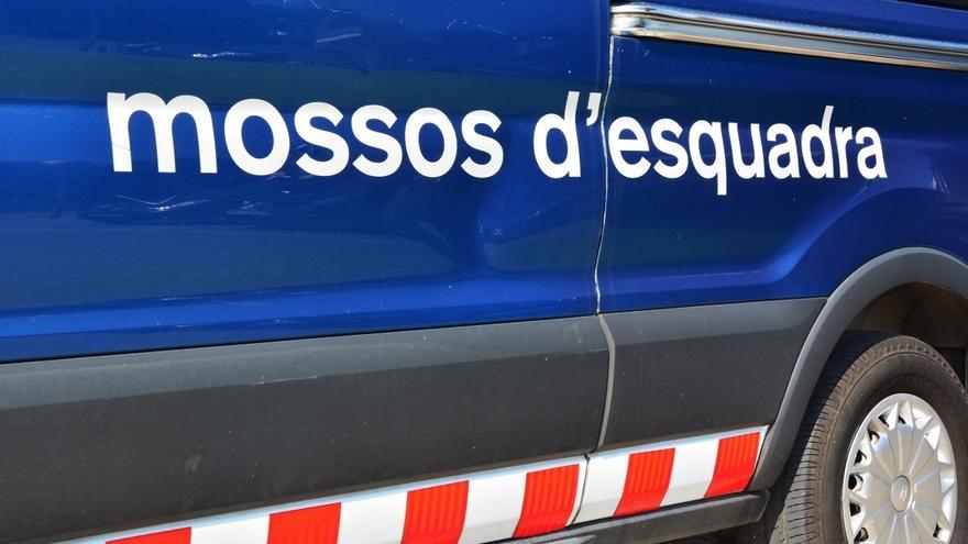 Huye de los Mossos que le dieron el alto y acaba embistiendo con su coche a una patrulla en Girona
