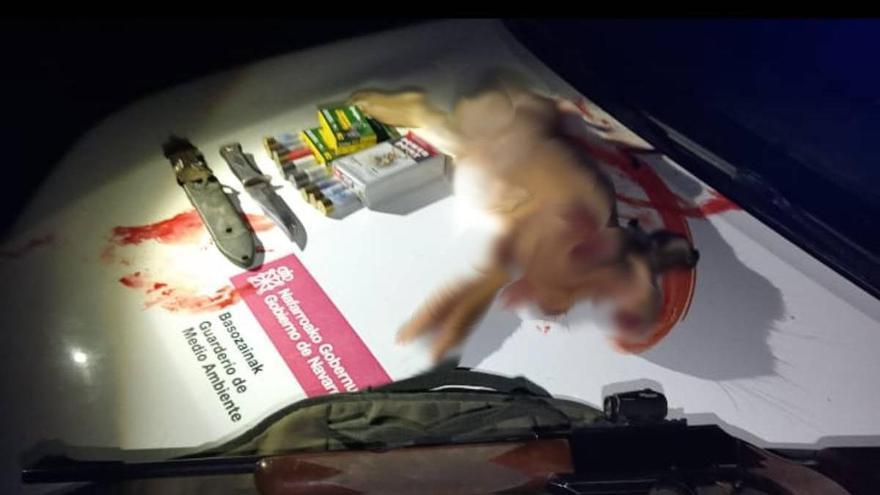 Sorprendidas tres personas cazando furtivamente en el Valle de Salazar y con una especie vedada recién abatida