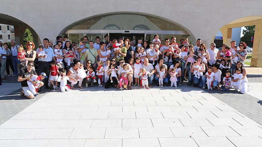 Los 63 niños nacidos en el año 2013 fueron citados ayer en el ayuntamiento para que los miembros de la corporación les impusieran el tradicional pañuelo rojo.