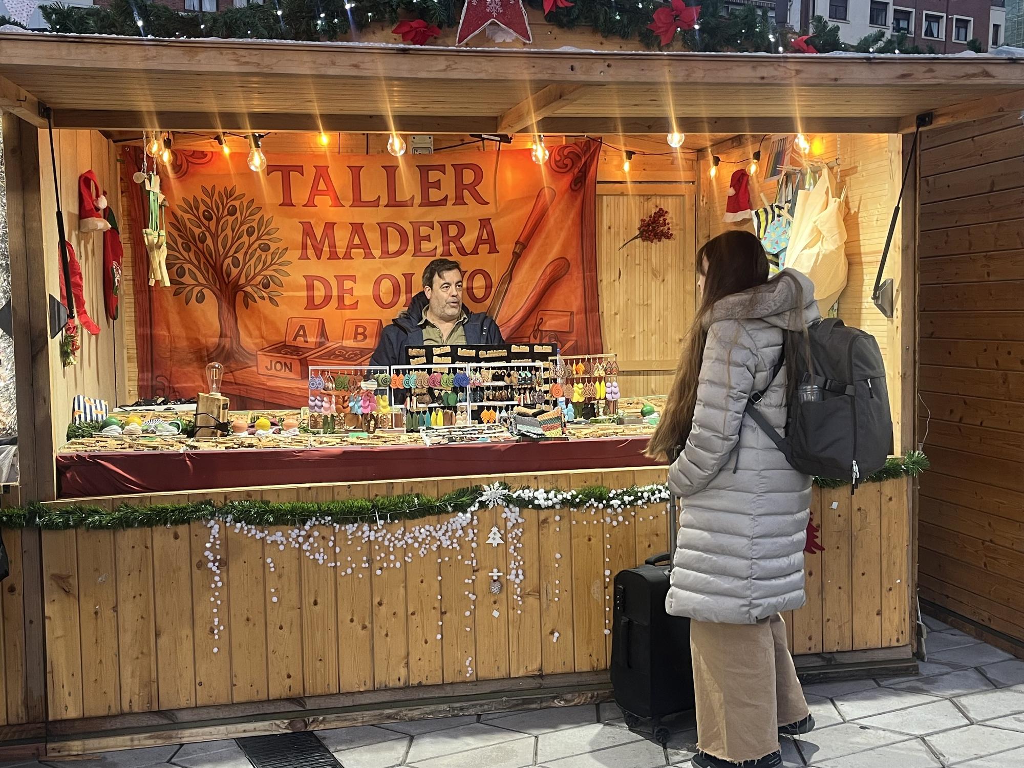 Bilbao estrena un mercado navideño de artesanía con opciones para todos los gustos