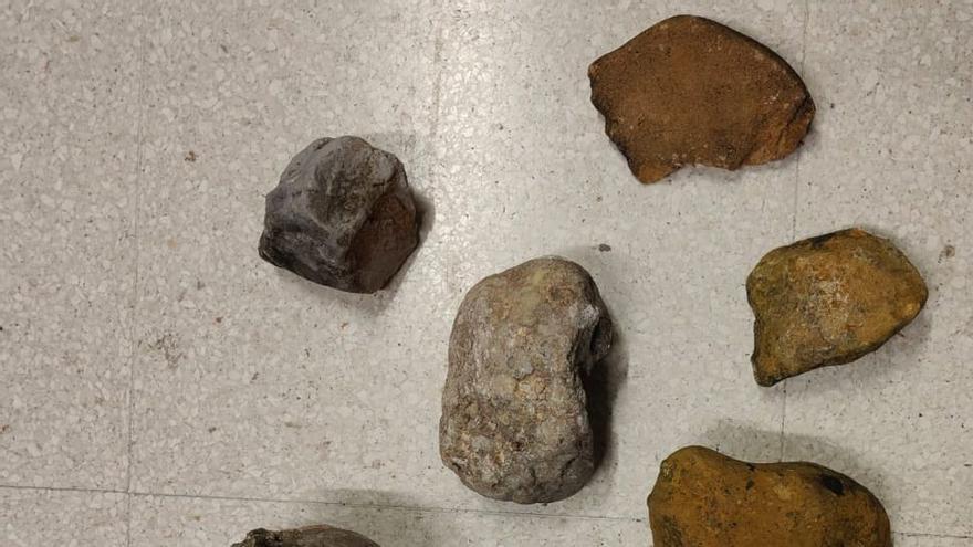 Piedras similares a las arrojadas a la comisaría.