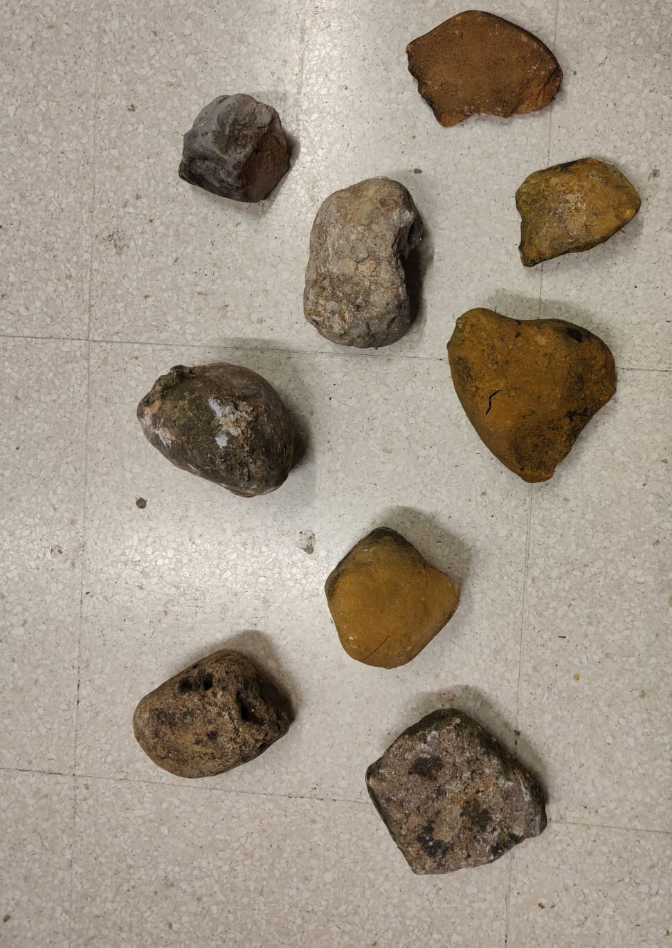 Piedras similares a las arrojadas a la comisaría.