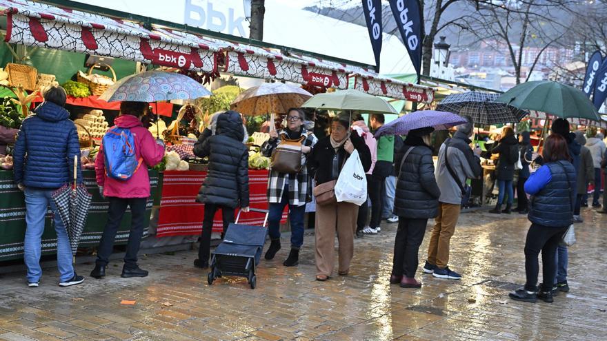 Los primeros compradores de Santo Tomás en Bilbao: "Vengo todos los años llueva, truene, o lo que sea"