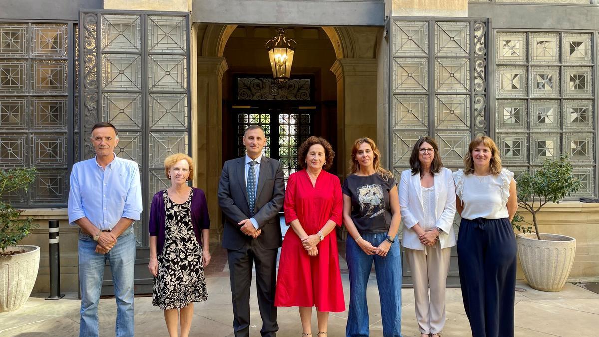 Miembros del jurado tras su reunión en el Palacio de Navarra.