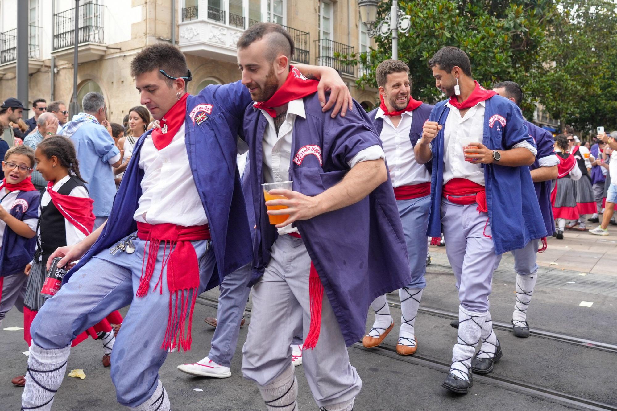 En imágenes: Blusas y neskas desfilan en una kalejira por Santiago