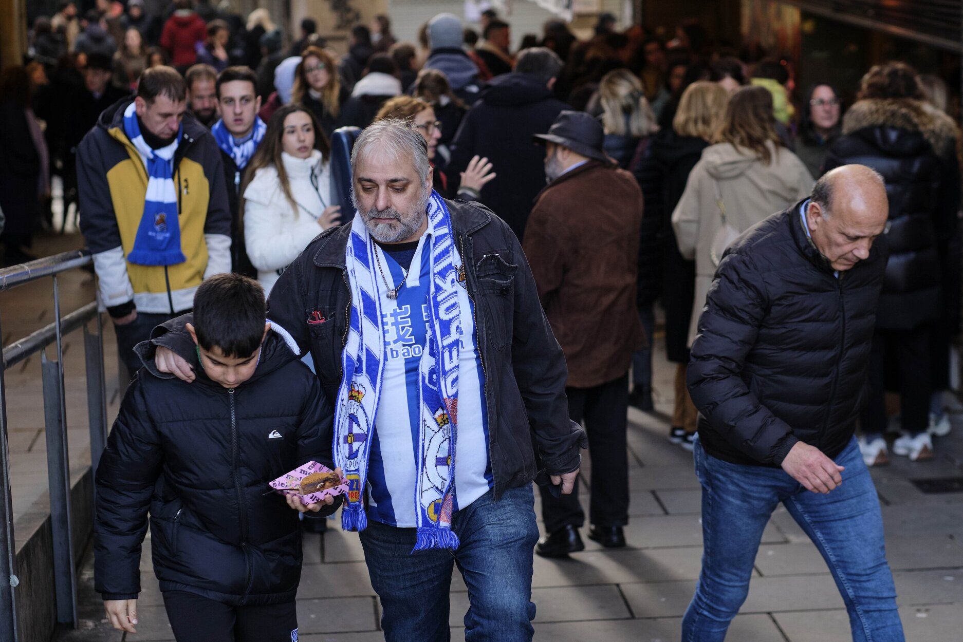 El frío no frena a la afición txuri-urdin en Pamplona