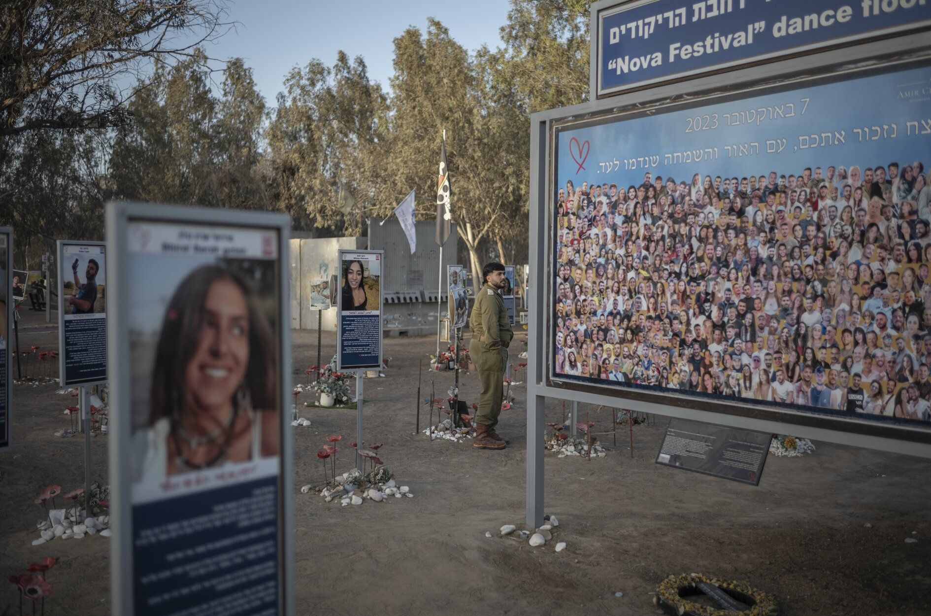 Familias israelíes visitan los monumentos conmemorativos en el recinto del festival de música Nova