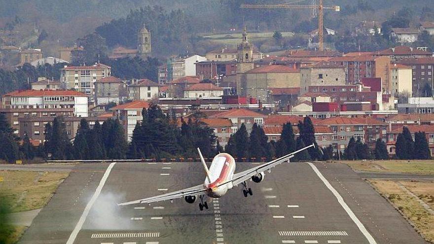 Un avión intenta aterrizar en el aeropuerto de Loiu un día de fuertes vientos. Foto: Zigor Alkorta