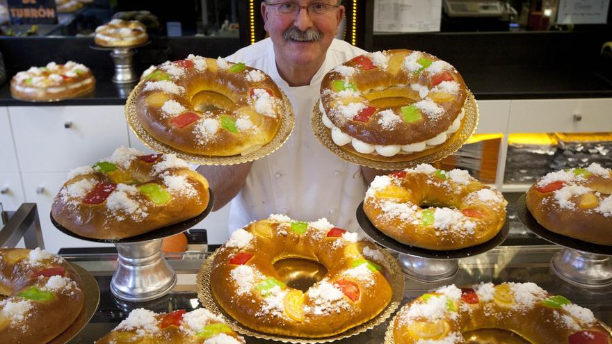 Roban las patas de las mesas de la terraza de la Pastelería Don Manuel de Bilbao