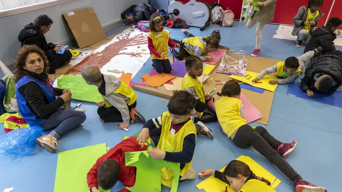 Niños y monitores en un campamento organizado por el Ayuntamiento de Pamplona.
