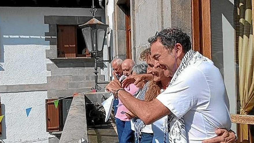 Jaxin Gómez, Lidón Soriano (izda) con los ediles, José Mari Compains, Mikel Aoiz, Clara Goyeneche y el alcalde, Carlos Gayarre.