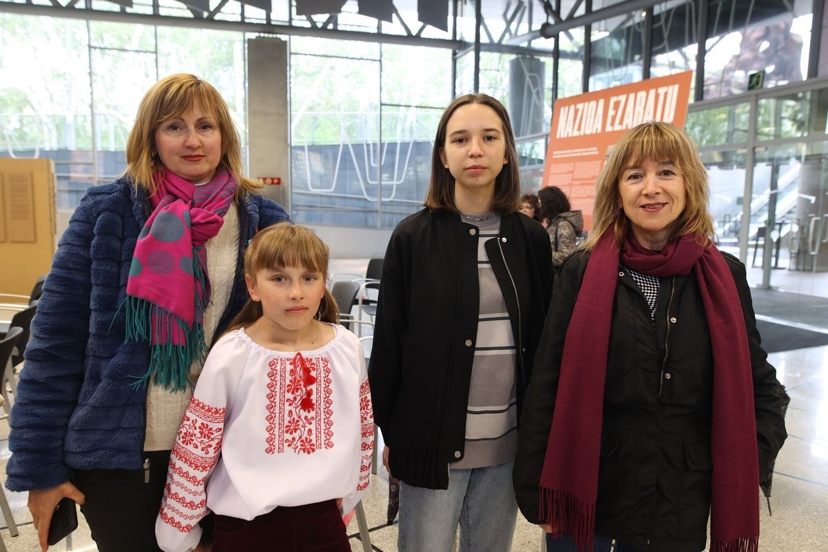 La pequeña Viktoria con Irina Holoshehadova, Lisa Limarenko y Teresa Urieta instantes antes de la proyección de Borrar la memoria.