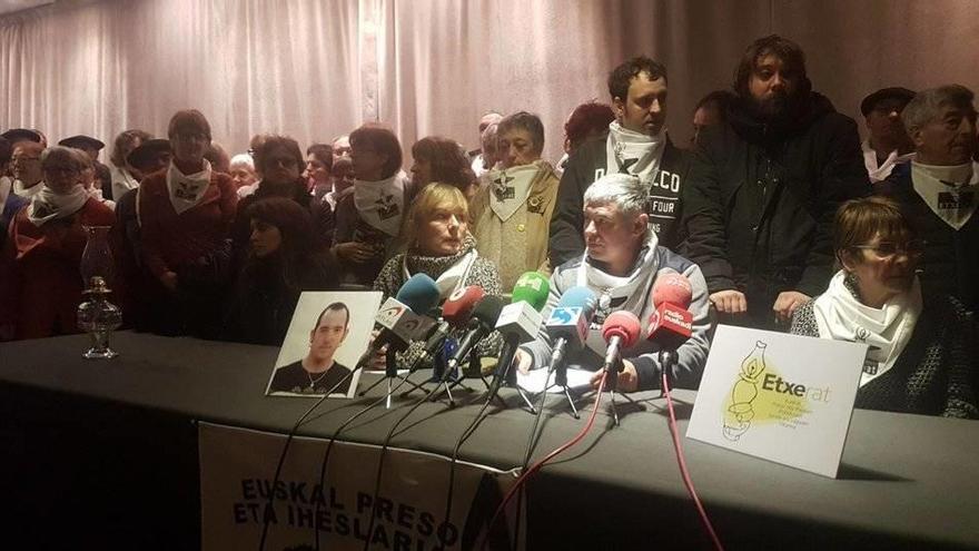 Miembros de Etxerat protagonizaron ayer una comparecencia en Hernani con motivo de la manifestación del sábado por los presos.