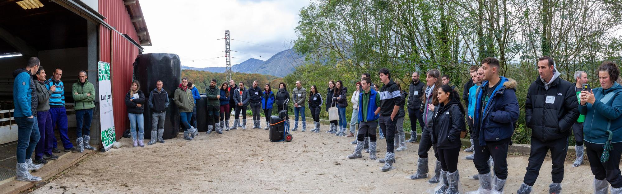 Fotos de la visita a la explotación ganadera de un joven que acaba de instalarse en Gaintza, en el valle de Araitz