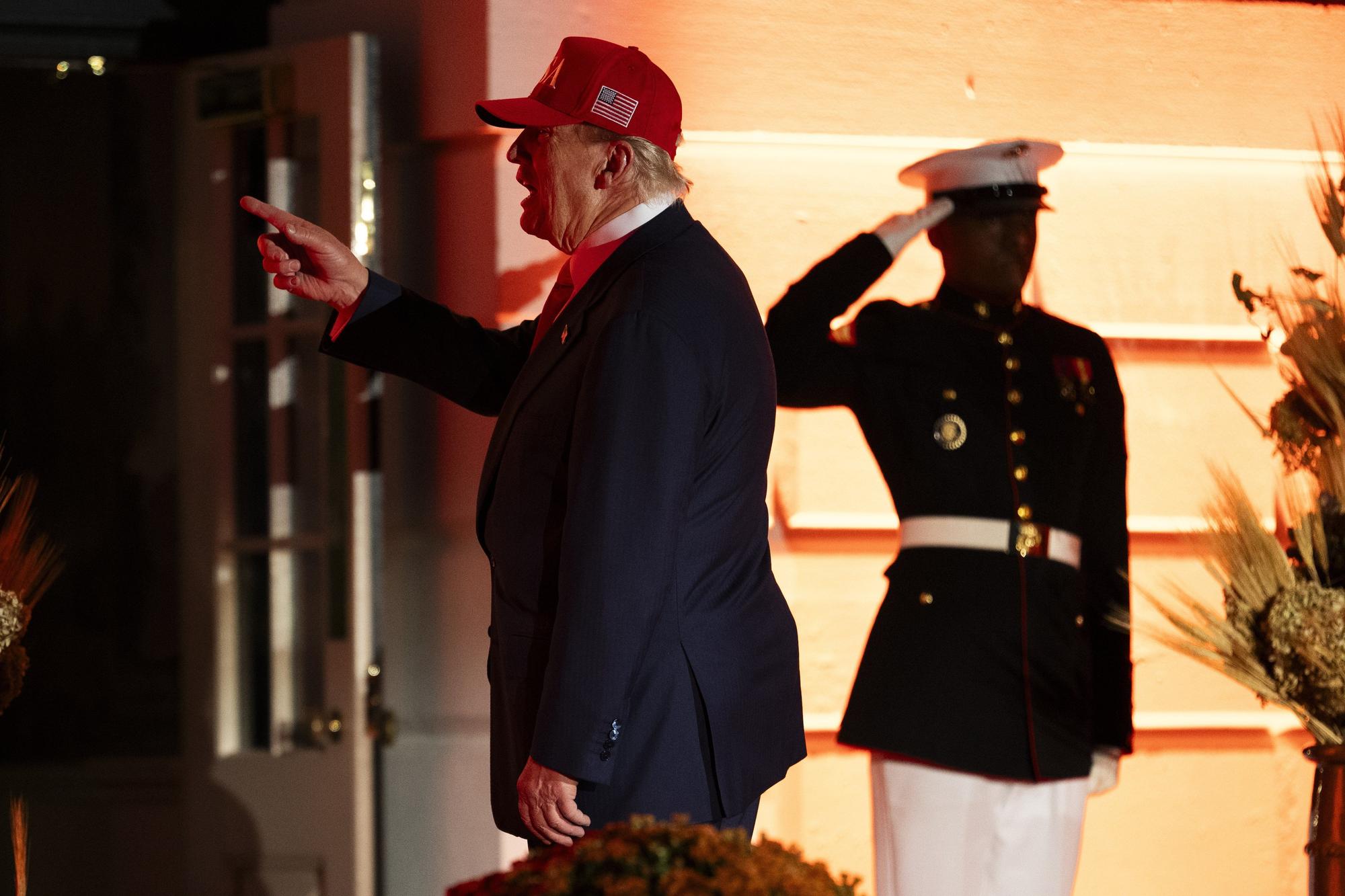 Melania y Trump se rinden ante Halloween: dulces, niños y calabazas en la Casa Blanca