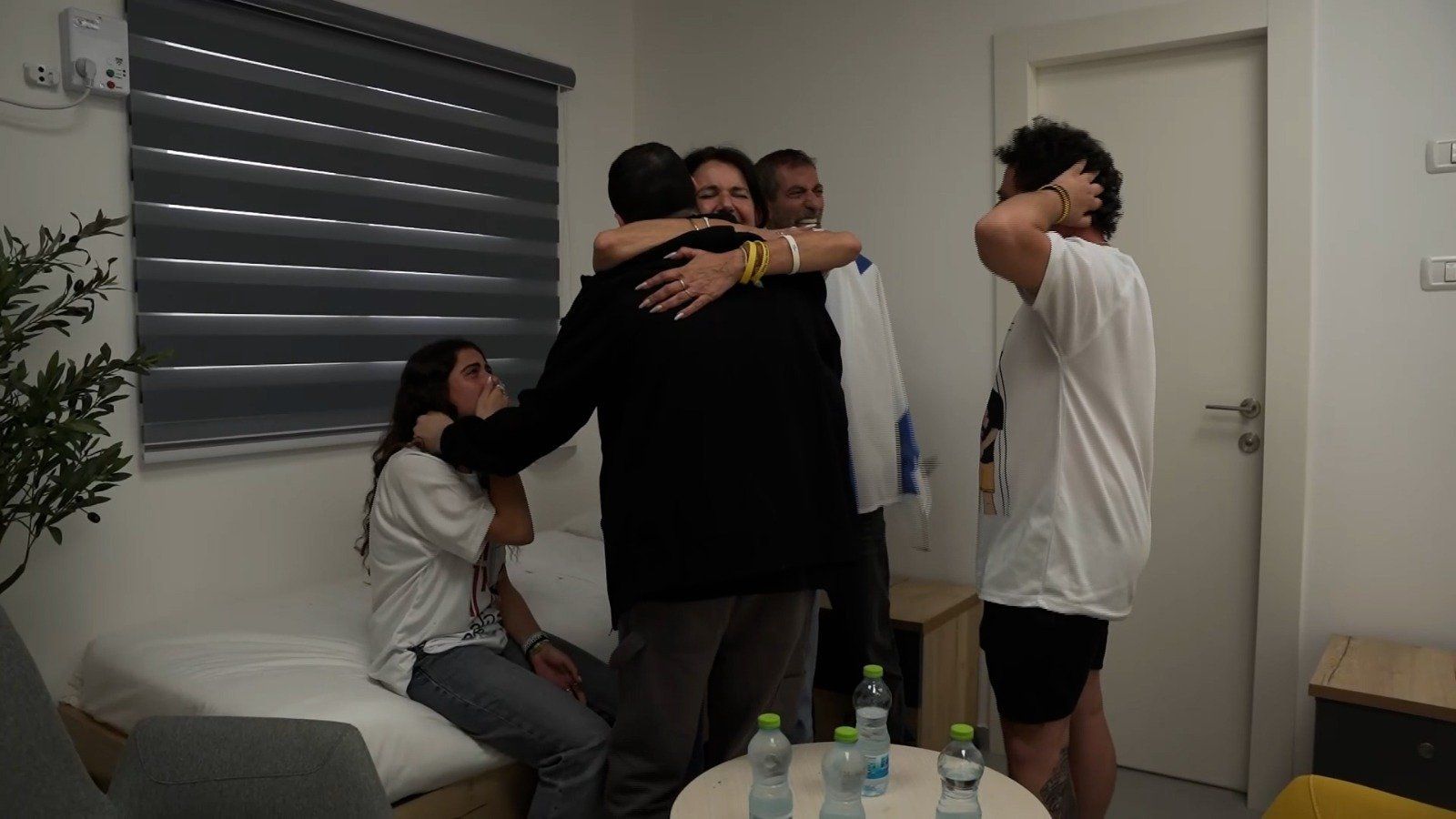 En imágenes | Los familiares de los rehenes israelíes celebran su liberación