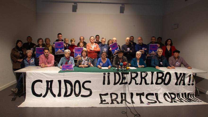 Las asociaciones memorialistas, defraudadas con el acuerdo para los Caídos: "No esperábamos que los partidos progresistas nos metieran esta espada por la espalda"