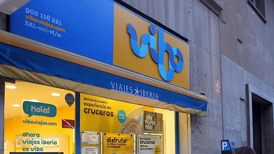 Una mujer mira las ofertas de la agencia, ayer en Pamplona.