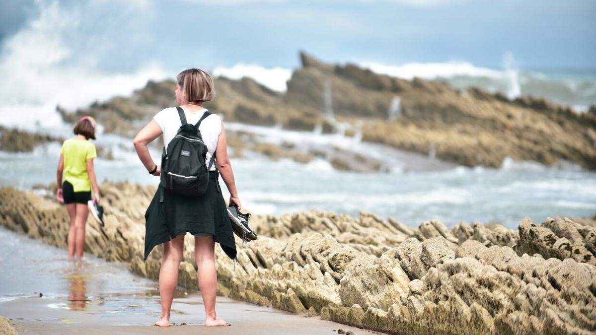 Personas visitando el Flysch de Zumaia.