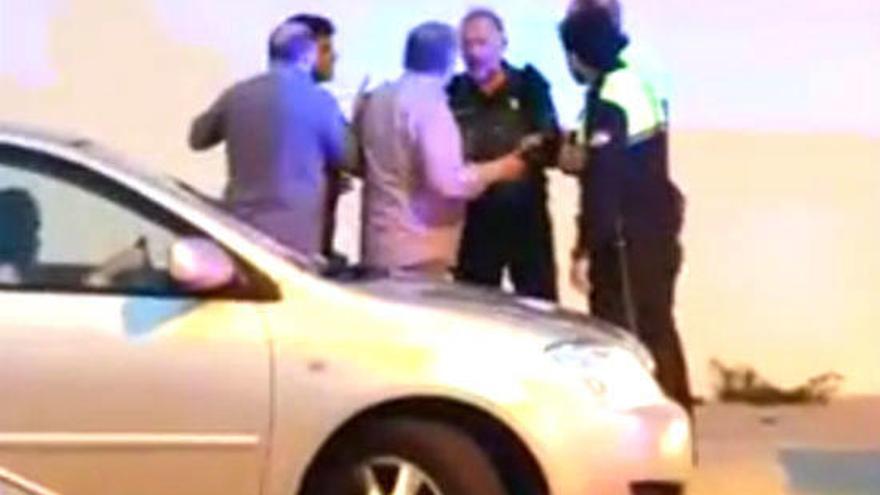 Un Guardia Civil ebrio se encara con la Policia Local de Cadiz.