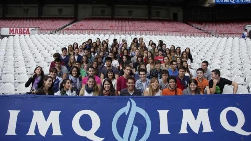 Alumnos de la UPV reciben pautas de asistencia médica en San Mamés.
