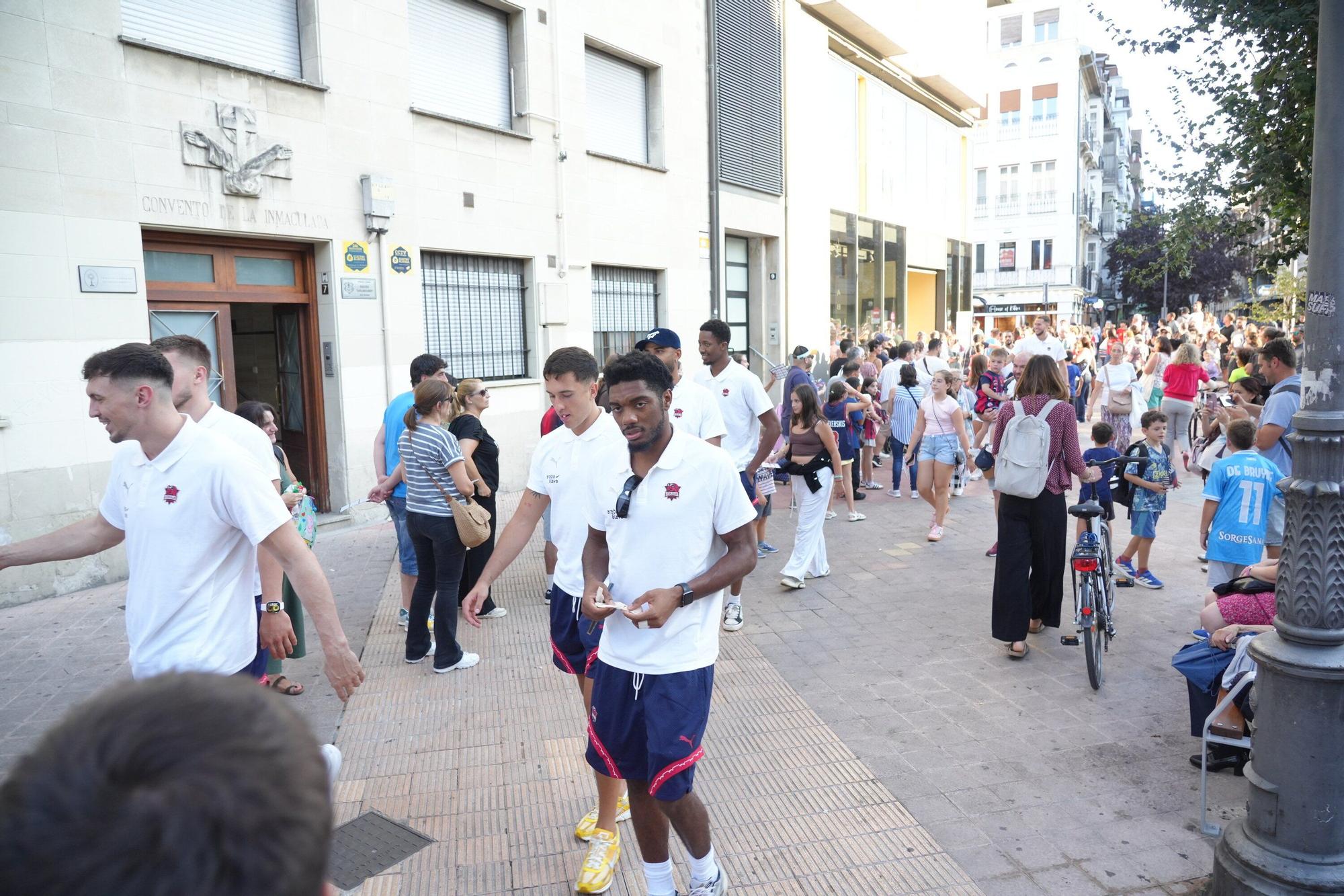 En imágenes: El Baskonia se da un baño de masas en la firma de autógrafos