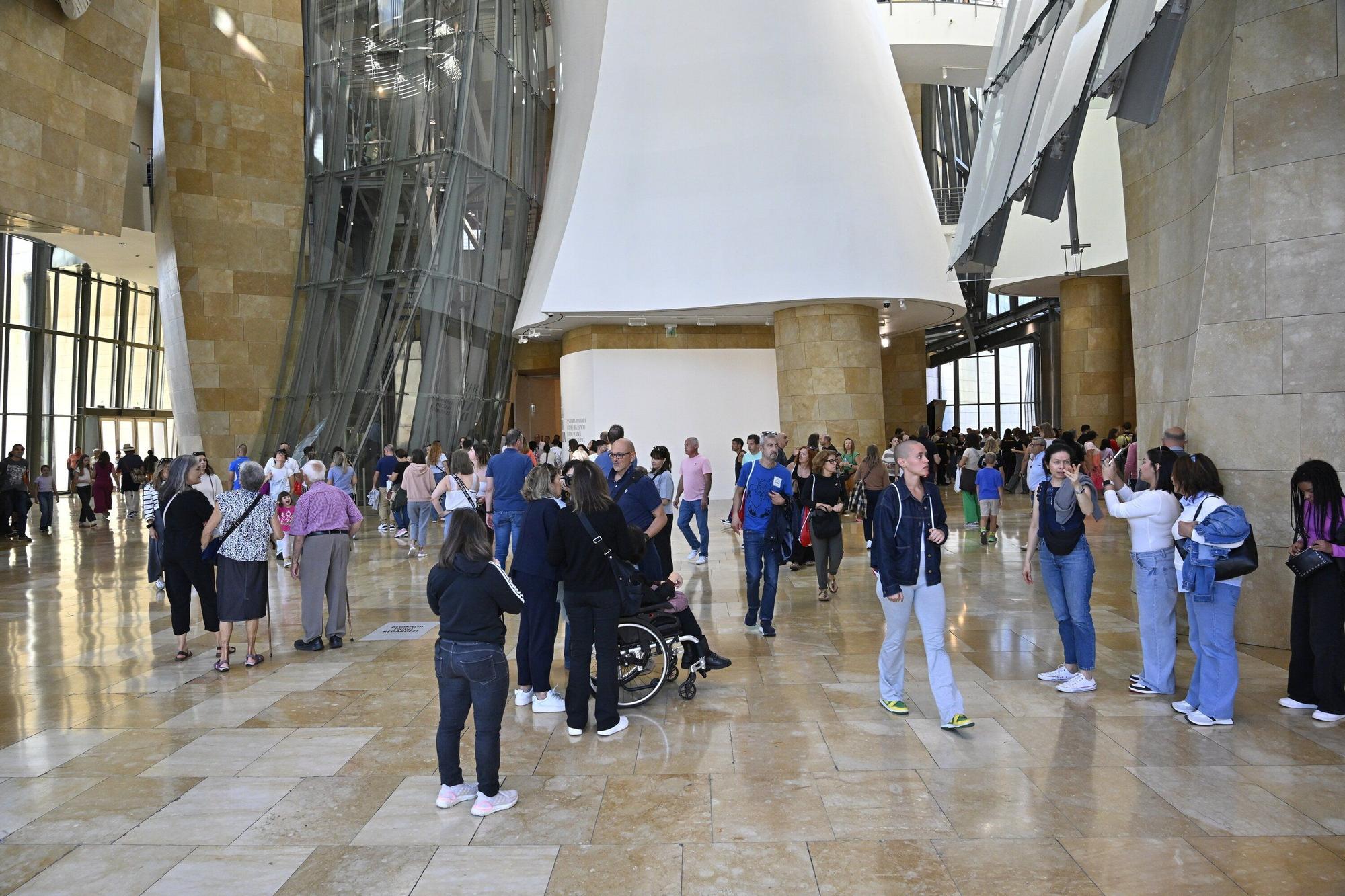 El Museo Guggenheim acoge a miles de visitantes en su 28º cumpleaños