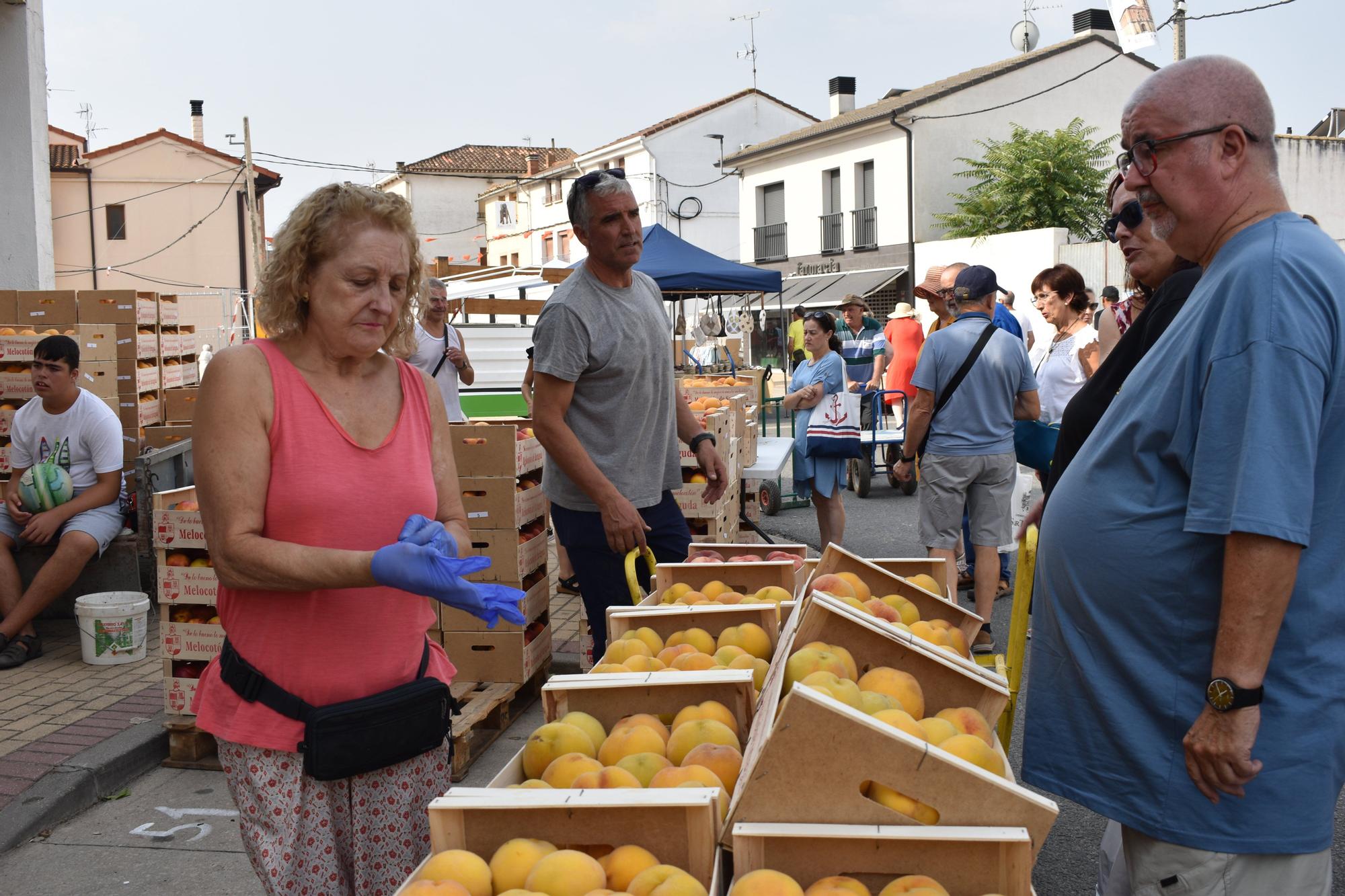 Fotos | Más fruta y más puntos de venta en la Feria del Melocotón de Sartaguda