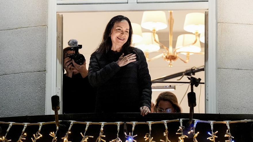 María Corina Machado saluda a sus seguidores en Oslo tras un año en la clandestinidad